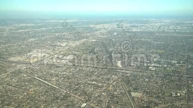 从飞机靠窗的座位上可以看到康普顿的空中景色